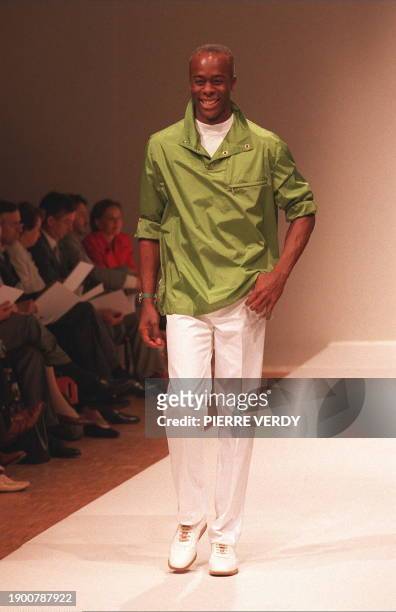 Un mannequin de chez Hermès présente un coupe-vent zippé en porc velours vert bouteille avec pantalon large à taille coulissée en lin blanc, le 03...