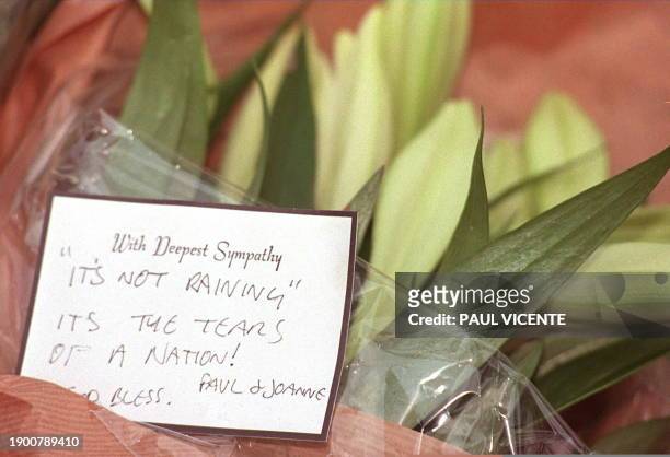 One of the hundreds of messages of sympathy left in the memory of Diana, Princess of Wales outside her residence at Kensington Palace, London, 04...
