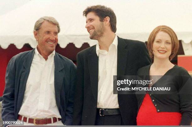 L'acteur américain Roy Scheider plaisante, le 12 septembre, avec le réalisateur Bart Freundlich et l'actrice Julianne Moore, avant la projection de...