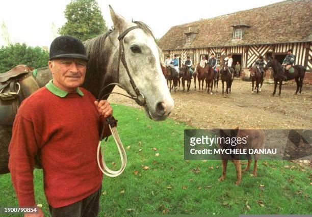 Photo prise le 22 octobre 1997 au centre équestre de La Villedieu , du colonel Michel de Torcy et de sa jument pur-sang arabe, Faryab, posant en...