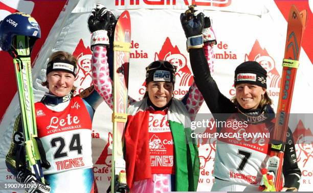 La skieuse italienne Deborah Compagnoni sourit sur le podium, le 25 octobre à Tignes, après avoir remporté la première épreuve de slalom géant...