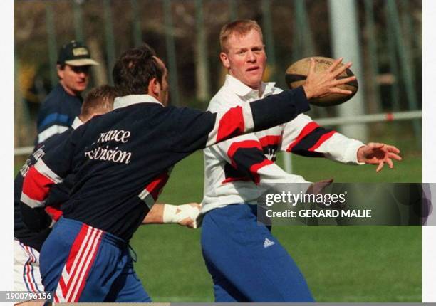 Le trois-quarts aile Stéphane Ougier se fait contrer par l'ex-capitaine du XV de France, Philippe Saint-André, lors de l'entraînement de l'équipe de...