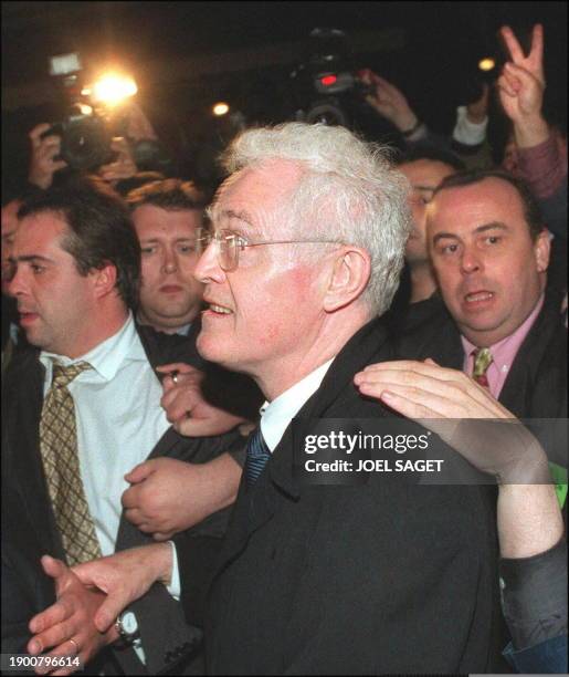 Le premier secrétaire du Parti socialiste , Lionel Jospin, est accueilli par des sympathisants, le 02 juin au QG du PS à la Maison de l'Amérique...