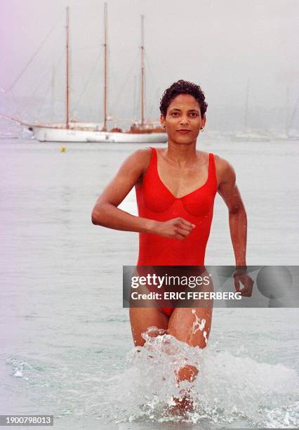 L'athlète gouadeloupéenne Christine Arron court dans la mer, le 04 juillet aux Trois Ilets, avant les championnats de France d'athlétisme qui se...