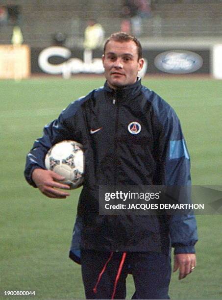 Le parisien Vincent Guérin quitte la pelouse, le 22 octobre au stade olympique de Munich, après l'échauffement précédant la rencontre de football, FC...