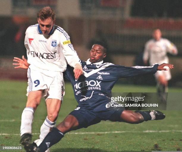 L'attaquant Auxerrois Stéphane Guivarc'h est aux prises avec le défenseur Bordelais Kaba Diawara, le 19 décembre au stade de l'Abbé Deschamps, lors...