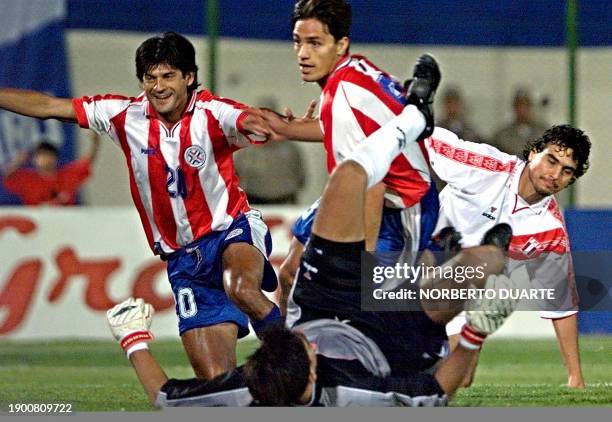 Jose Cardozo a fourth goal for Paraguay that was made by Carlos Paredes next to Jose del Solar and the forward, Oscar Ibanez of Peru, 15 November...