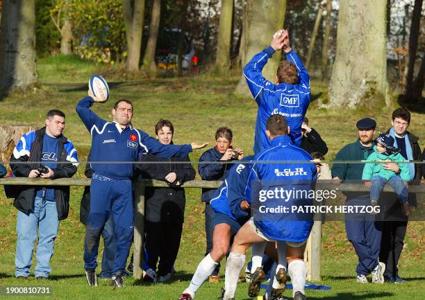 Le talonneur castrais Raphael Ibanez effectue un lancer en touche, le 27 février 2002 à Clairefontaine, lors d'une séance d'entraînement du XV de...