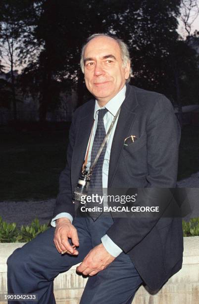 Photo prise le 24 avril 1987 à Paris du cinéaste Jacques Deray lors du tournage du film "Maladie d'amour". Jacques Deray est décédé à l'âge de 74 ans...