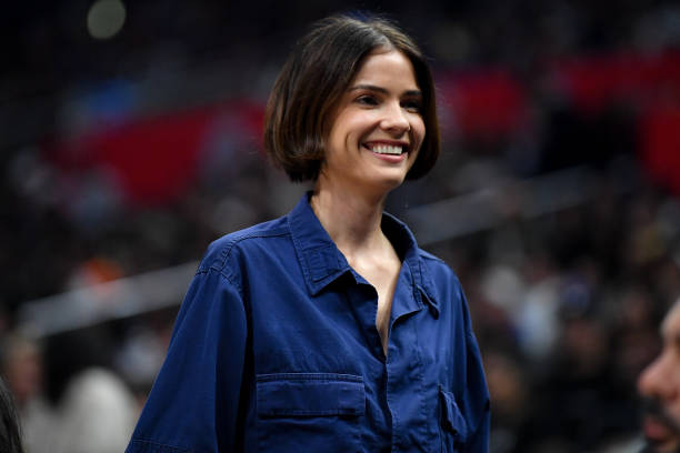REQUEST -  Shelley Hennig attends a basketball game between the Los Angeles Clippers and the Miami Heat in Los Angeles (January 01, 2024)