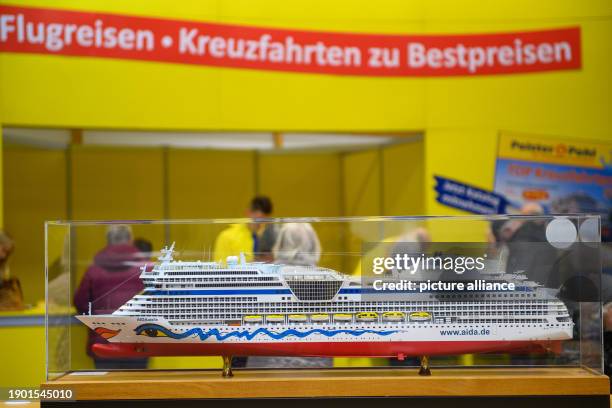 January 2024, Saxony-Anhalt, Magdeburg: Visitors to the "Tourisma und Caravaning Magdeburg" trade fair stand at a stand for cruises. Over 120...