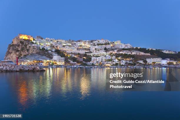 italy, puglia, peschici . gargano - view of the town at dusk - gargano stockfoto's en -beelden