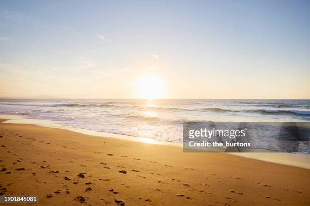 idyllic sunset by the sea - atlantikküste frankreich stock-fotos und bilder