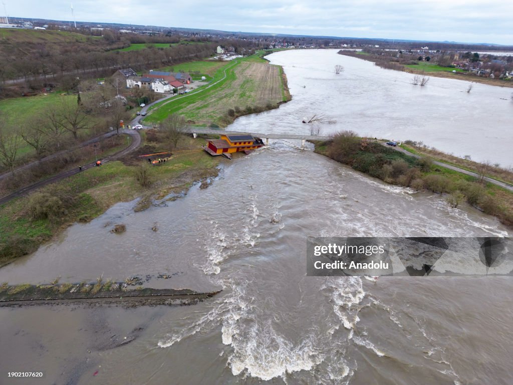 Houseboat crashes into bridge in Maastricht