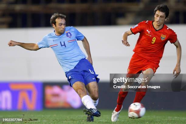 Holland Joris Mathijsen in duel met Macedonia Goran Maznov during the World Cup Qualifier match between FYR Macedonia v Holland on September 10, 2008