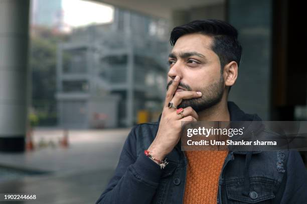 a young  man looking stressed. - stock trader upset 個照片及圖片檔