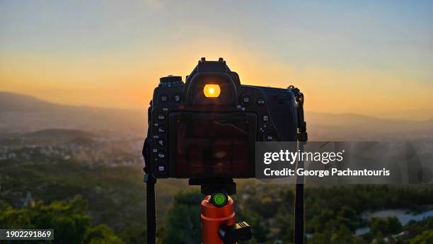 sunset through a camera view finder - photographe photos et images de collection