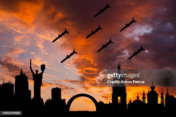 cruise missiles over kyiv, ukraine - kiev fotografías e imágenes de stock