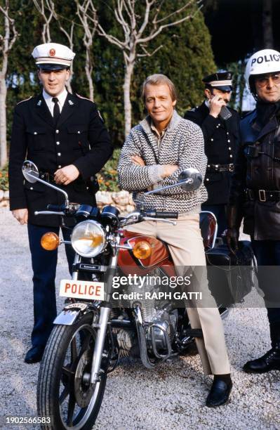 American actor David Soul, worldwide famous as detective Hutch poses with Monaco's policemen at Monte Carlo on February 15, 1985 during the TV-Video...
