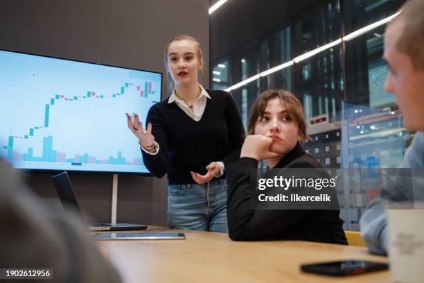 giovani uomini d'affari che hanno corso di trading azionario e di investimento - certificato azionario foto e immagini stock