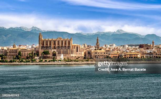 view of the city of palma de mallorca and its cathedral from the sea. - moored stock pictures, royalty-free photos & images