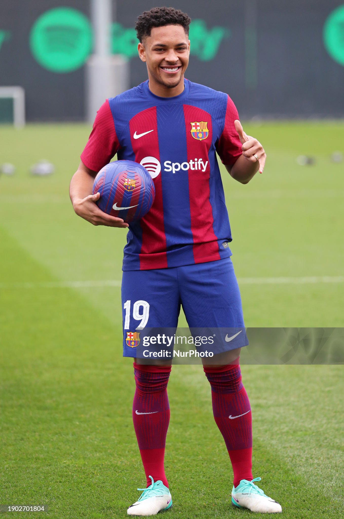 ¿Cuánto mide Vitor Roque? - Altura - Real height Victor-roque-is-being-presented-as-a-new-fc-barcelona-player-in-barcelona-spain-on-january-5