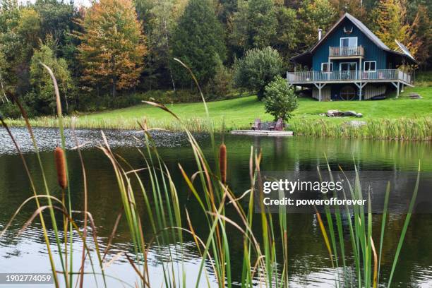casa de campo junto al lago en quebec, canadá - casita de campo fotografías e imágenes de stock