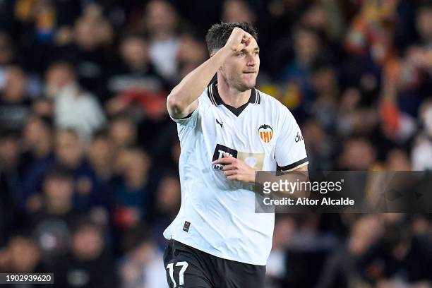 Roman Yaremchuk of Valencia CF celebrates after scoring their first side goal during the LaLiga EA Sports match between Valencia CF and Villarreal CF...