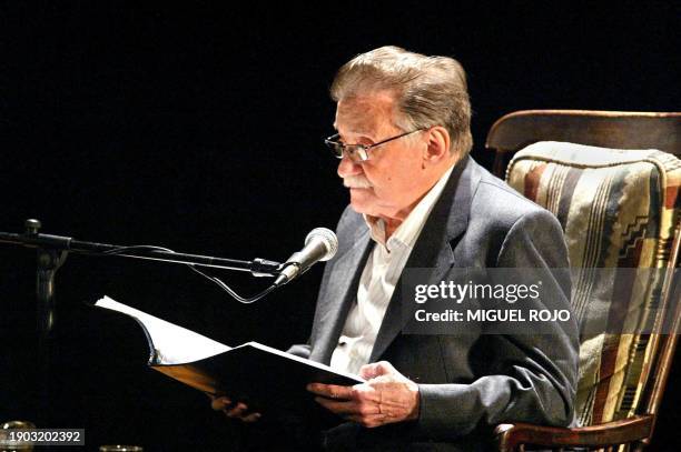 Uruguayan writer Mario Benedetti, reads poems 18 December 2002 in Montevideo, during a music and poetry recital "In two voices" that he presents...