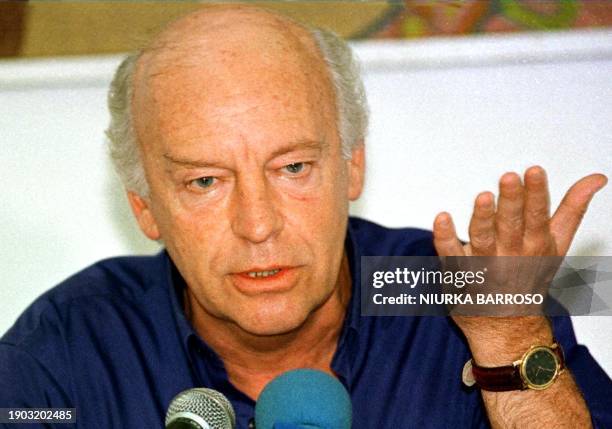 Photo taken 07 June 1999 of writer Eduardo Galeano in La Havana, Cuba who is currently protesting the war on Iraq. ILUSTRA NOTA "GALEANO PROPONE QUE...