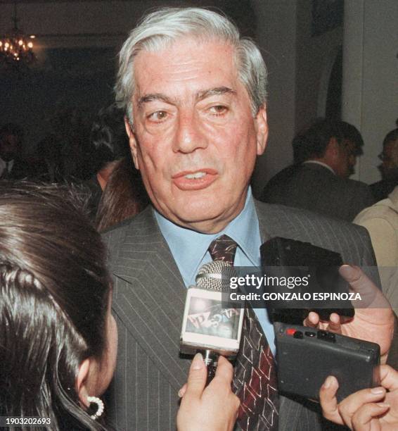 Peruvian novelist Mario Vargas Llosa speaks with journalists 23 November in La Paz after the presentation of his new book. El novelista peruano Mario...