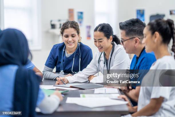 medical professionals team meeting - estudante de medicina imagens e fotografias de stock