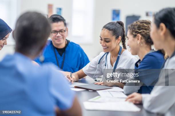 medical team meeting - infermiere foto e immagini stock