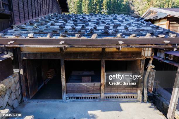 old wooden houses along the nakasendo street in tsumago-juku, nagano japan - 木曽山脈 ストックフォトと画像