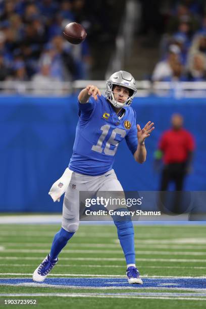 Jared Goff of the Detroit Lions plays against the Green Bay Packers at Ford Field on November 23, 2023 in Detroit, Michigan.