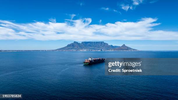 navio porta-contêineres navegando em direção a table bay, cidade do cabo - província do cabo oeste - fotografias e filmes do acervo