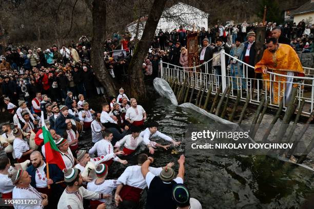 Throwing Cross 3,460 Cross Throwing Stock Photos, High-Res Pictures, and Images ...