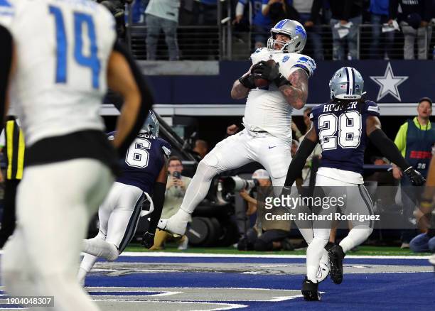 Offensive tackle Taylor Decker of the Detroit Lions catches a pass for a two-point conversion ahead of safety Malik Hooker of the Dallas Cowboys at...