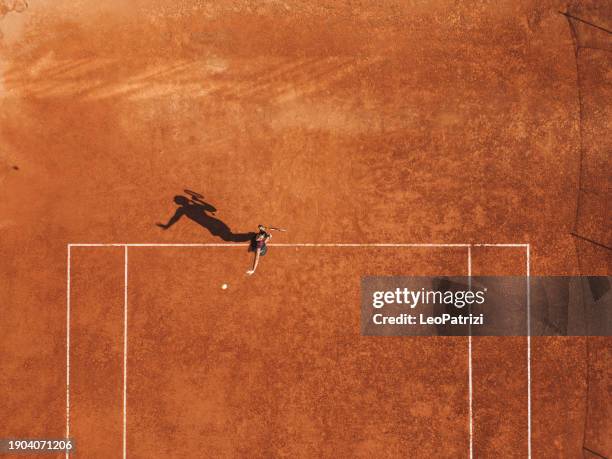 vue aérienne d’un match de tennis - tennis photos et images de collection