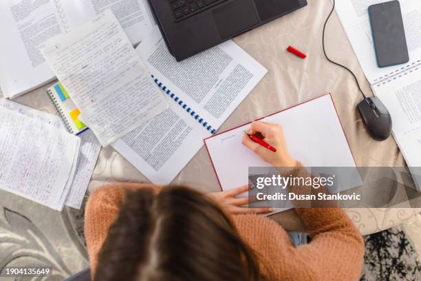 woman using laptop at home - schulische prüfung stock-fotos und bilder