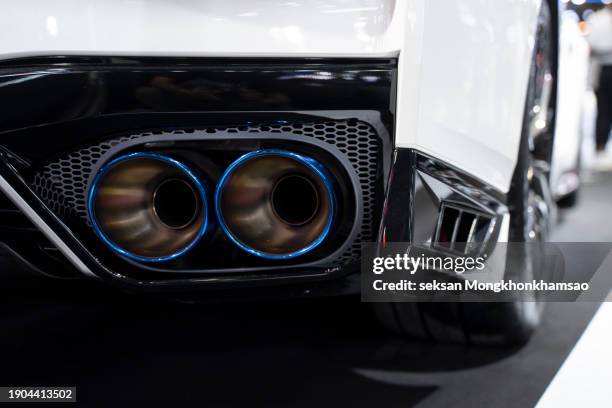 close up of a car dual exhaust pipe - scia aerea foto e immagini stock