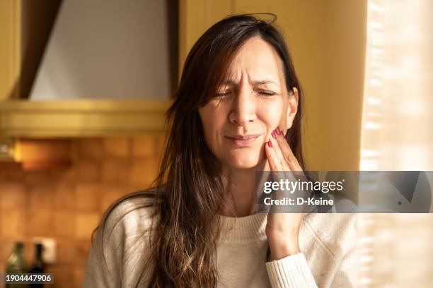 toothache - menselijk hoofd stockfoto's en -beelden