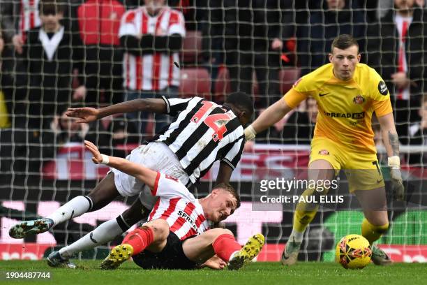 Sunderland's English midfielder Daniel Ballard defends as Newcastle United's Swedish striker Alexander Isak breaks away during the English FA Cup...