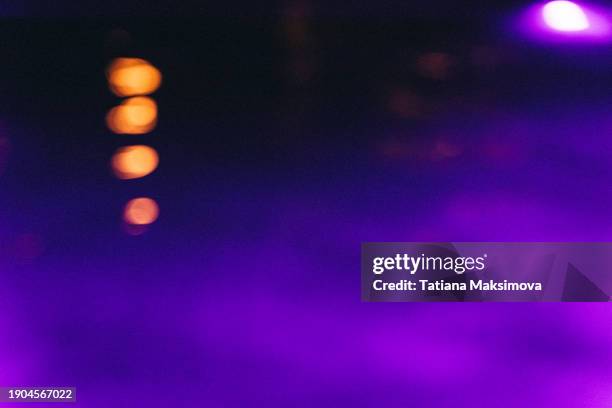 a textured purple background with grains and glimmers from the glow of street lamps, cinematic night ambiance. - filme cinematográfico imagens e fotografias de stock