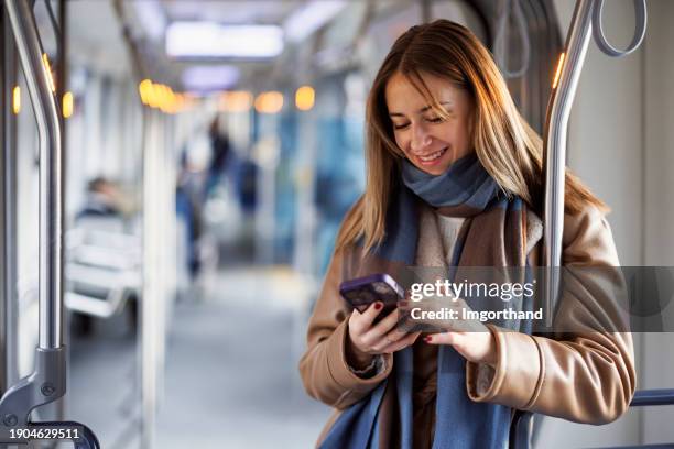 teenager-mädchen reist mit der straßenbahn - variable schärfentiefe stock-fotos und bilder