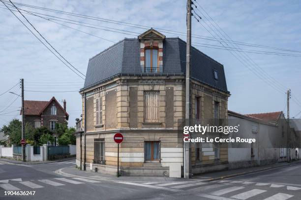 old corner house - voie urbaine photos et images de collection