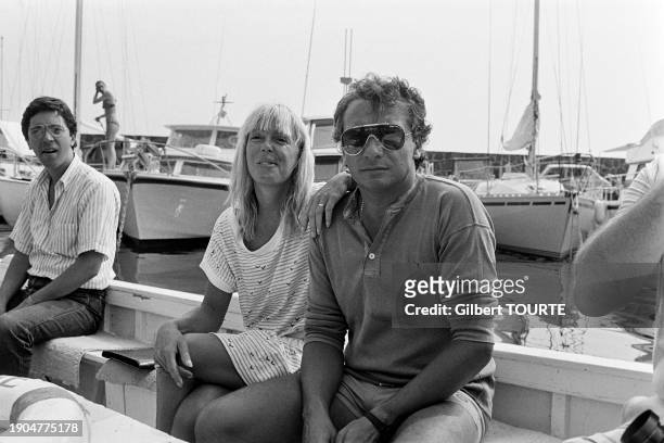 Portrait du chanteur Michel Sardou et de sa compagne Elizabeth Haas en juillet 1983 en vacance à Monaco.