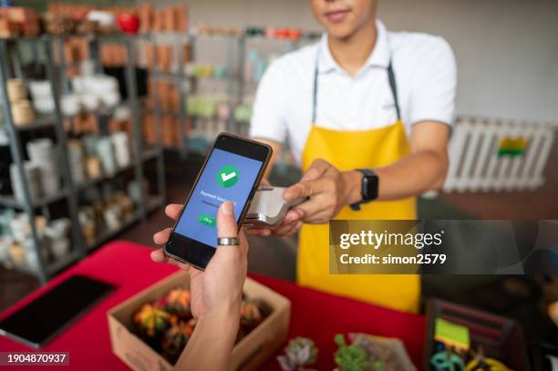 bancos capacitados: transações perfeitas por meio de tecnologia inteligente - comunicação por campo de proximidade - fotografias e filmes do acervo