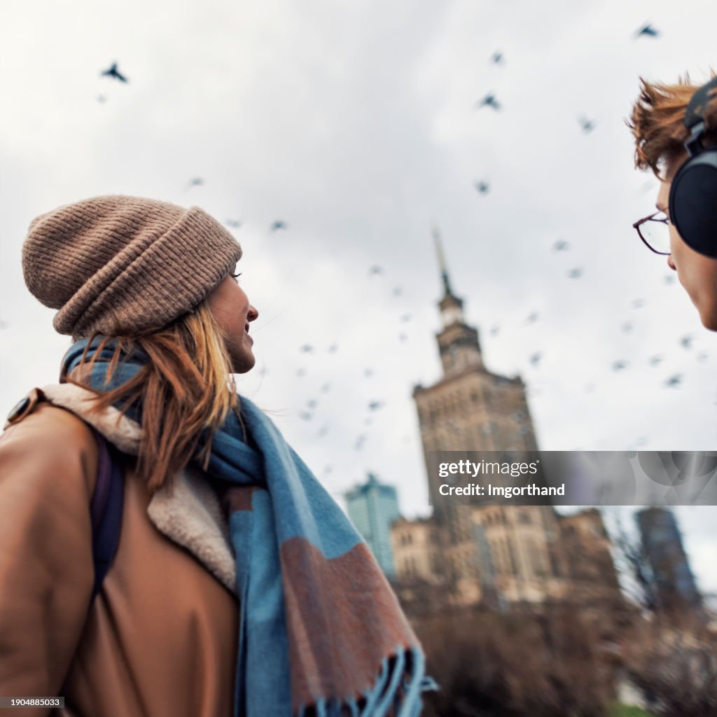 Zwei Teenager besichtigen die Stadt Warschau an einem Wintertag