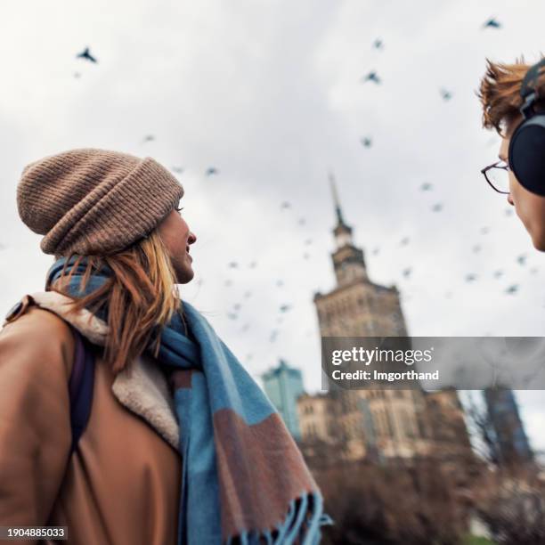 zwei teenager besichtigen die stadt warschau an einem wintertag - warschau stock-fotos und bilder